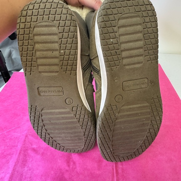 Brownish/greenish winter boots with blue accent and fur. Size 9 - Picture 6 of 8